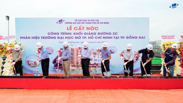 Trường Đại học Mở TP.HCM tổ chức Lễ cất nóc Khối Giảng đường 2C tại Phân hiệu TP. Đồng Nai